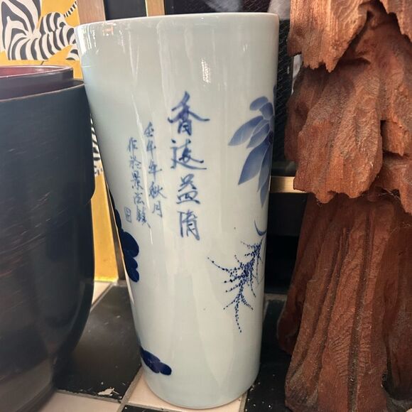 Vintage Chinese ceramic lotus vase in blue and white home - Picture 6 of 11